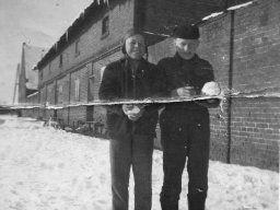 Przed budynkiem tzw. "Ogierni" początek lat pięćdziesiątych